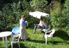 Amy, Minna and Johanna in the Rimmi front yard