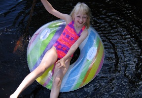 Johanna floating in the water in front of Rimmi