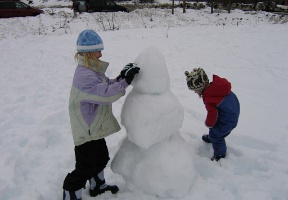 Johanna and Tuomas building a snowman at Snoqualmie Pass