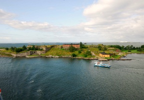 Passing Kustaanmiekka island and Kuninkaanportti (the king's entrance to the fortress)