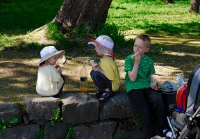 Elsa, Antti and Tuomas eating lunch in the shade.
