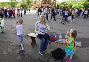 Back at ground level, waiting for Tuomas, mommy and Jennie