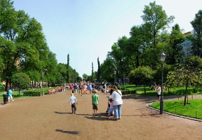 Walking around Esplanadi on a very warm August weekend