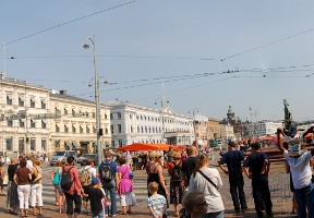 Waiting to cross the street to the Kauppatori market