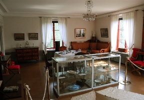 Another owner of the mansion was count Augustin Ehrensvärd, whose life's work was building the Suomenlinna fortress. This room had furniture and art work from the time of Ehrensvärd's ownership.
