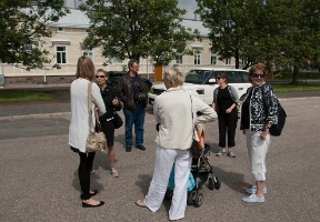 Waiting for our tour bus in Hanko
