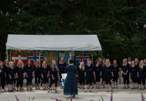 Merituuli performing at midsommarfest