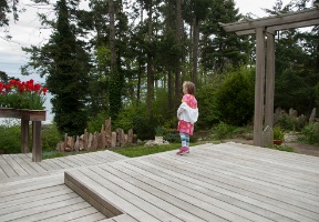 Elsa looking towards the beach