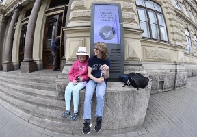 Elsa and Antti sitting in front of the Ateneum